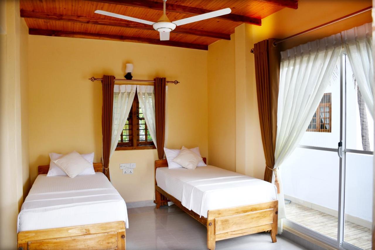 Bluewater Beach Resort ตรินโคมาลี ภายนอก รูปภาพ
