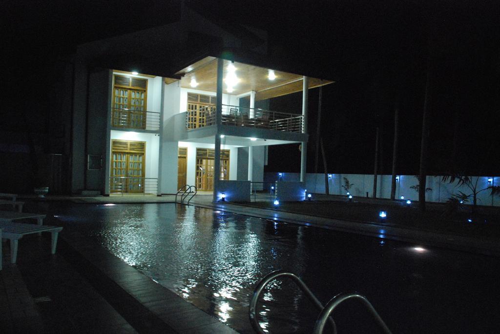Bluewater Beach Resort ตรินโคมาลี ภายนอก รูปภาพ