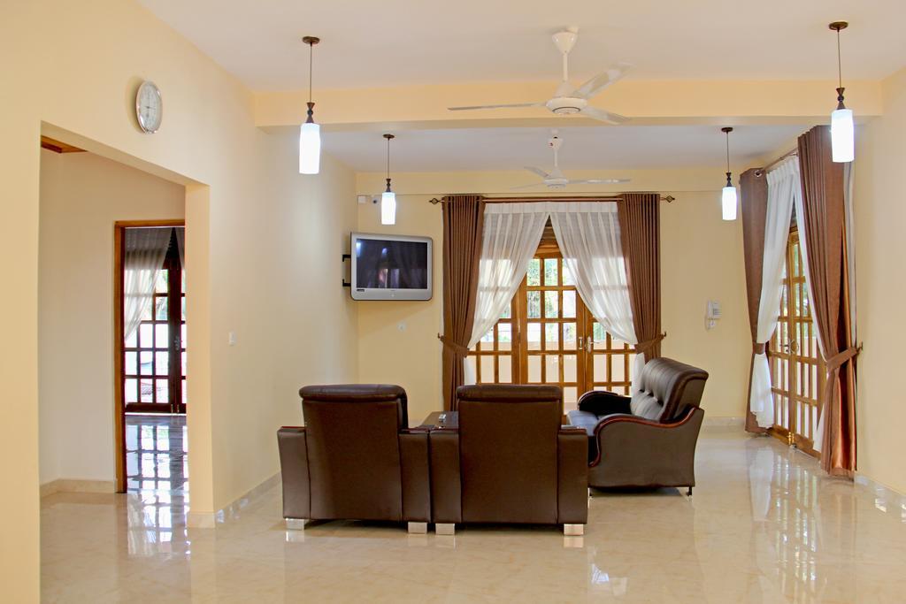 Bluewater Beach Resort ตรินโคมาลี ภายนอก รูปภาพ